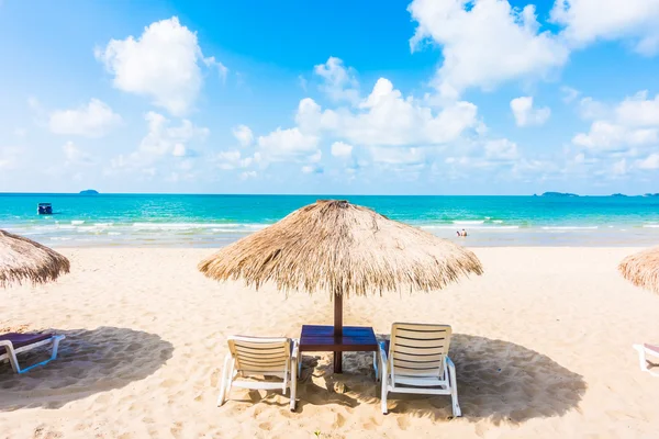 Paraplu en stoel op het strand — Stockfoto