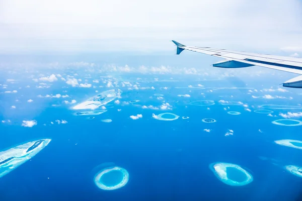AIrplane wing with beautiful tropical view — Stock Photo, Image