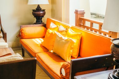 Boş tahta kanepe ve sandalye