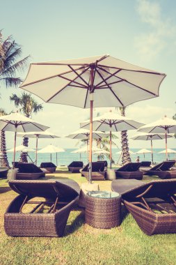 Şemsiye ve tropikal güzel plaj sandalye