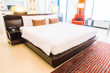 Yatakta güzel lüks yastıklar