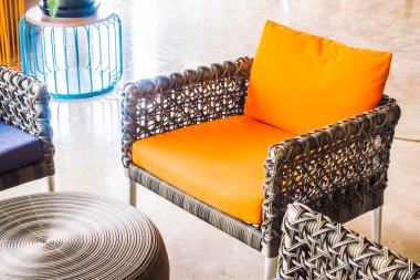 Kanepe üzerinde güzel yastık