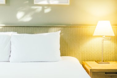 Yatakta güzel lüks beyaz yastıklar