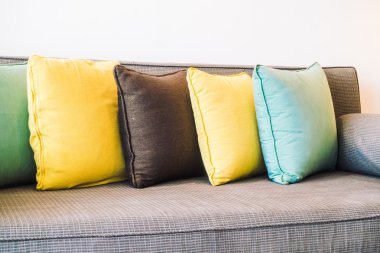 Kanepe üzerinde güzel yastık