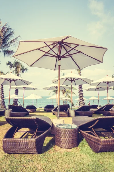 Şemsiye ve tropikal güzel plaj sandalye