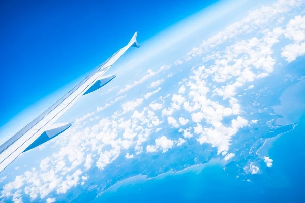 Asa de avião no céu azul bonito — Fotografia de Stock