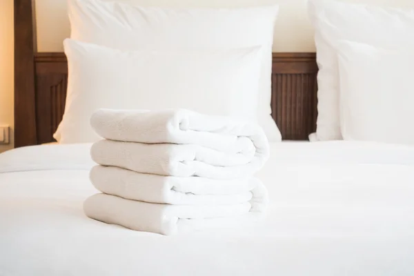 Biały ręcznik na łóżko — Zdjęcie stockowe