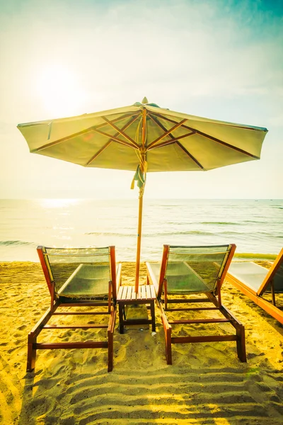 Bela palmeira de coco na praia e no mar — Fotografia de Stock