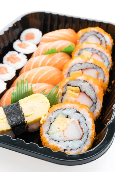 Caixa de sushi com rolo de sushi de salmão — Fotografia de Stock