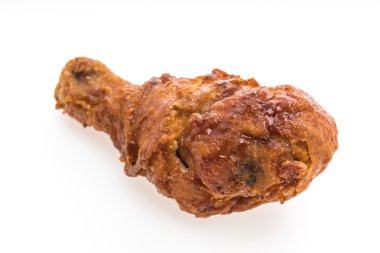 Beyaz arka planda kızarmış tavuk