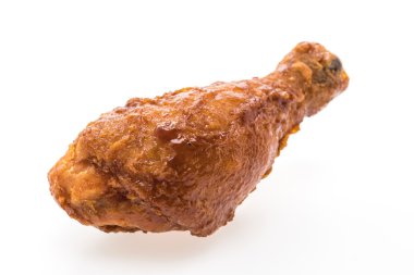 Beyaz arka planda kızarmış tavuk