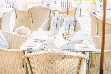 Boş masa ve sandalye