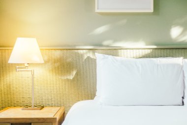 Yatakta güzel lüks beyaz yastıklar