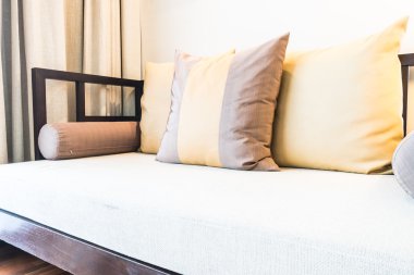 Kanepe üzerinde güzel yastık