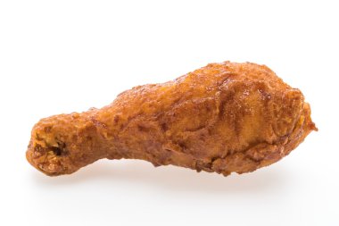 Beyaz arka planda kızarmış tavuk