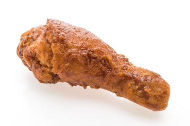 Beyaz arka planda kızarmış tavuk