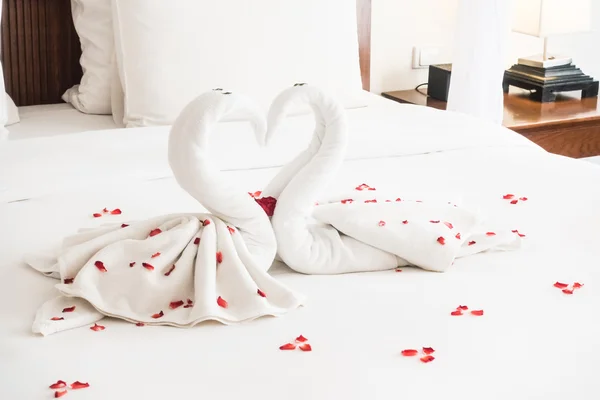 Лебединий рушник на ліжку — стокове фото