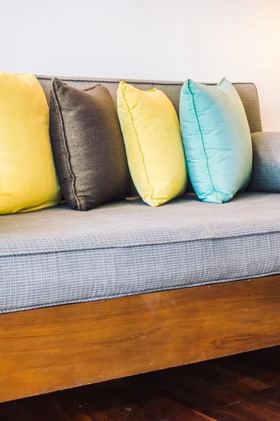 Kanepe üzerinde güzel yastık