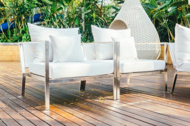 Kanepe üzerinde güzel yastık