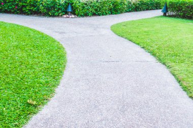 Güzel bir bahçe etrafında taş yol yol