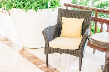 Kanepe üzerinde güzel yastık