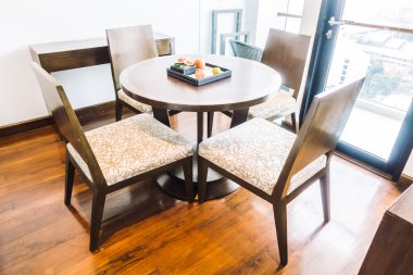 Boş masa ve sandalye