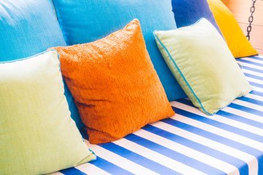 Kanepe üzerinde güzel yastık