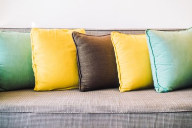 Kanepe üzerinde güzel yastık