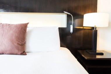 Yatakta güzel konfor yastık