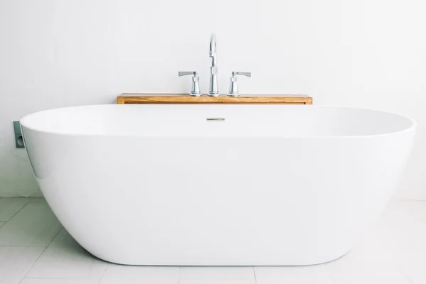 Bella decorazione di lusso vasca da bagno bianca — Foto Stock