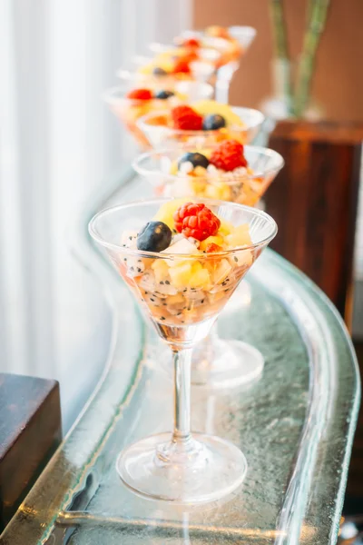 Fruits en verre au buffet — Photo