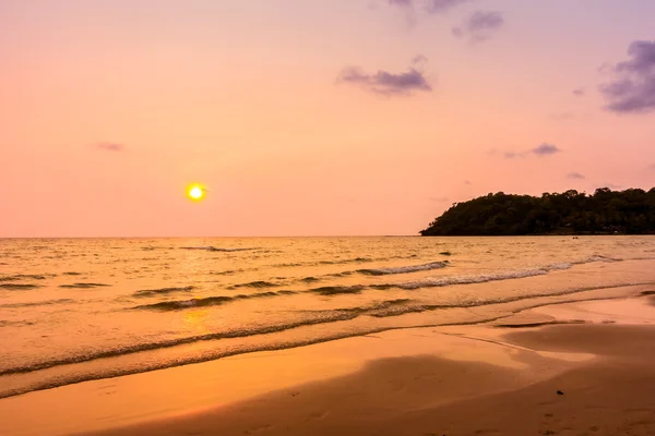 Gyönyörű naplemente a strandon — Stock Fotó