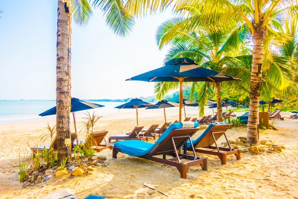 Hermosa playa tropical y el mar — Foto de Stock