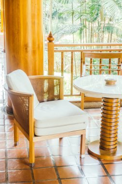 Yatakta güzel yastık