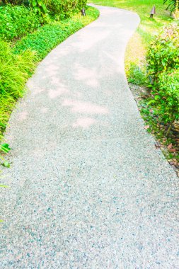 Güzel bir bahçe etrafında taş yol yol