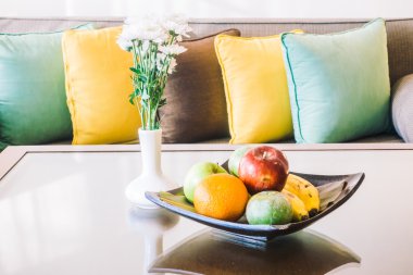 Yatakta güzel yastık