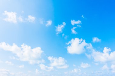 Mavi gökyüzünde beyaz bulut