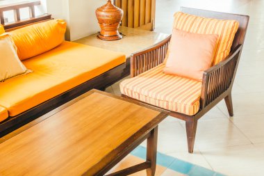 Yatakta güzel yastık