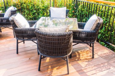 boş masa ve sandalyeler