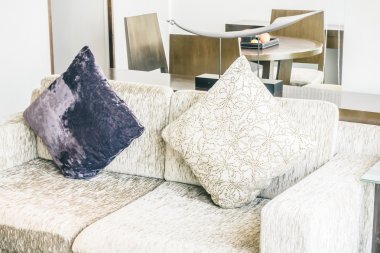 Yatakta güzel yastık