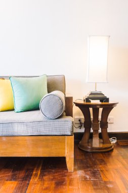 Yatakta güzel yastık