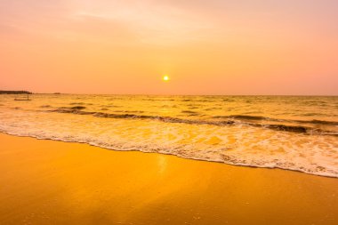 Sahilde gün batımı