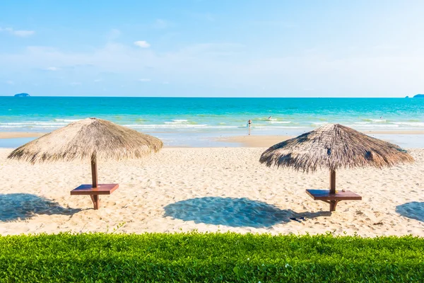 Sonnenschirm am Strand — Stockfoto