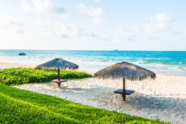 Paraplu en stoel op het strand — Stockfoto