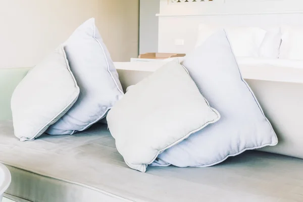 Piękna poduszkę na łóżku — Zdjęcie stockowe