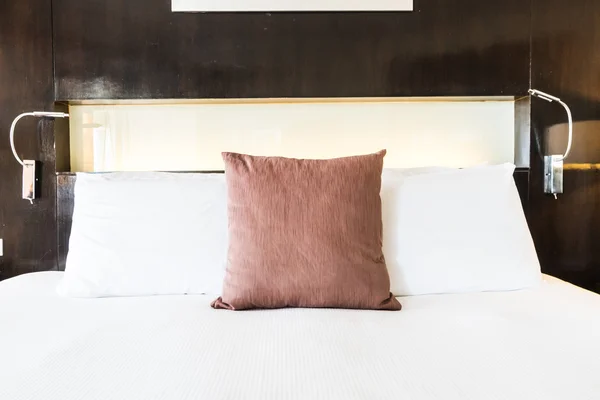 Belo travesseiro na cama — Fotografia de Stock