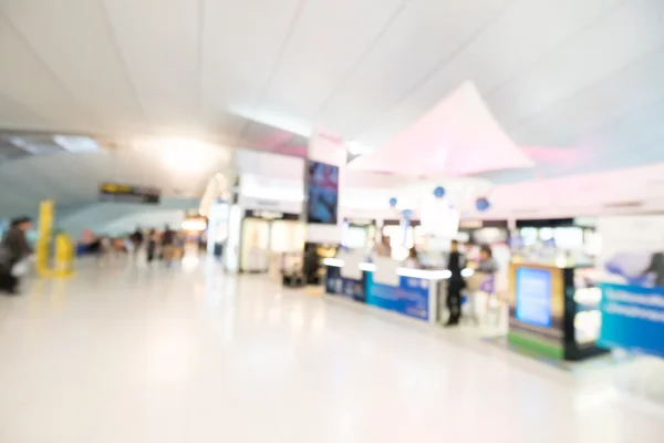 Размытие интерьера терминала аэропорта — стоковое фото
