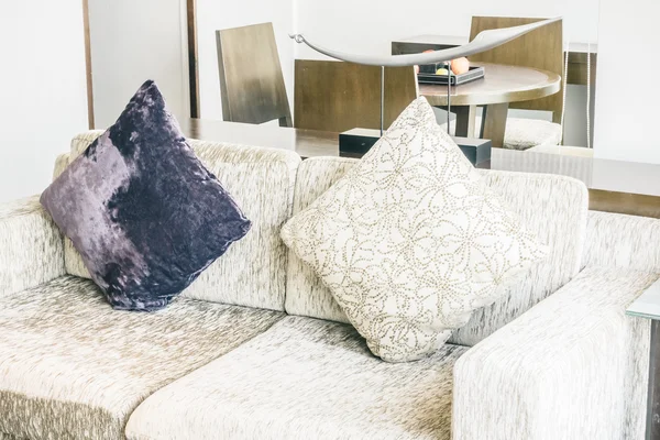 Yatakta güzel yastık