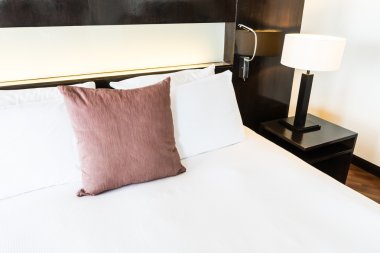 Yatakta güzel konfor yastıklar