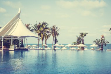 Şemsiye ve Yüzme Havuzu etrafında sandalye